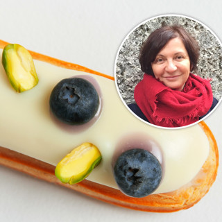 Эклер с черной смородиной