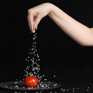 Как правильно солить еду