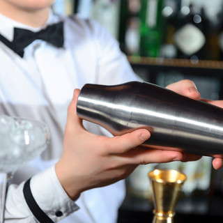 Почему бармены так громко стучат шейкерами?