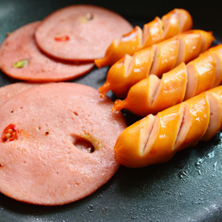 Почему колбаса выгибается при жарке