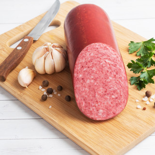 В чем разница между салями и сервелатом