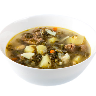 Зеленые щи с листьями ревеня