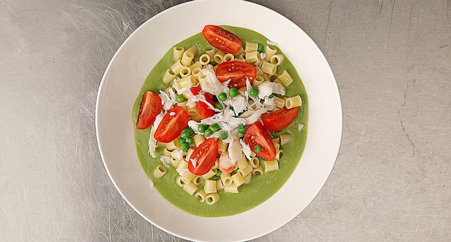 Диталини с крабом и соусом из зеленого горошка фото