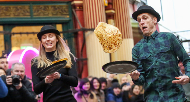 Блинные гонки с горячей сковородкой фото