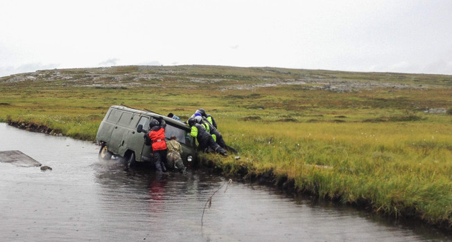 Брошенный поселок, тонущий уазик, олень по-бургундски фото