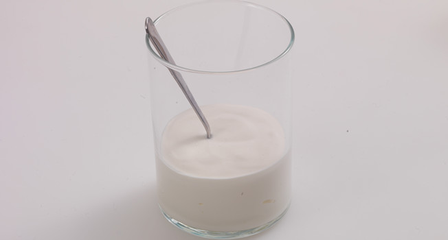 Должна ли в сметане стоять ложка? фото