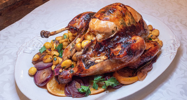 Индейка с каштанами и карамельной глазурью фото