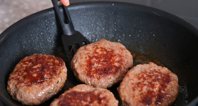 Как жарить замороженные котлеты фото