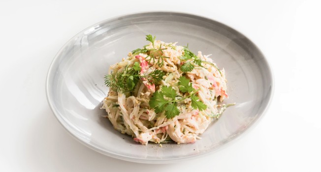 Крабовый салат с огурцами и дайконом фото