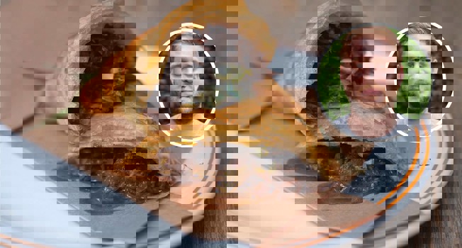 Круассан с томлеными говяжьими щеками фото