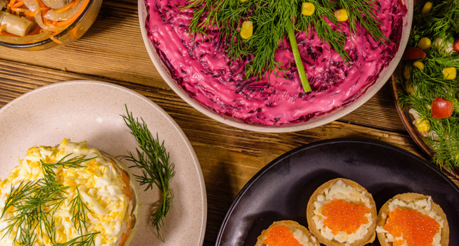 Новогодняя классика: рецепты любимых праздничных салатов и закусок фото