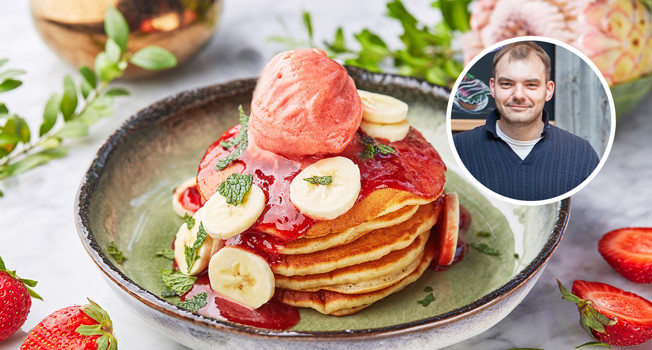 Панкейки с клубничным вареньем, мороженым и мятой фото