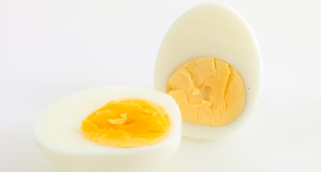 Почему одни желтки желтые, а другие нет? фото