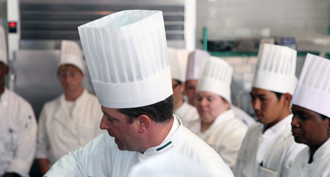 Почему шефы носят высокие колпаки? фото