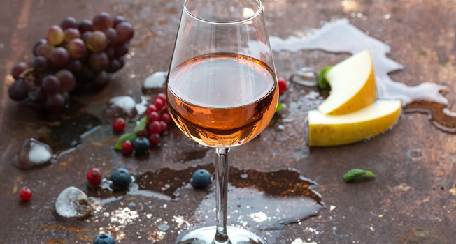 Почему вино пахнет гвоздикой и смородиной? фото