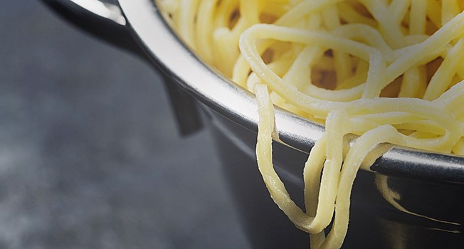 Нужно ли лить в воду масло, когда варишь макароны? фото