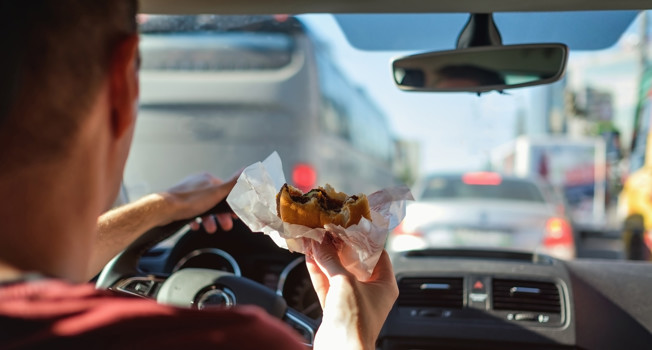 Вредно ли есть в машине? фото