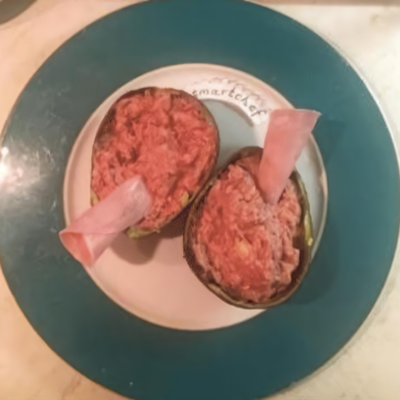 Авокадо со свеклой и куриным филе