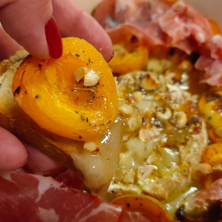 Абрикосы запеченные с сыром бри, дорблю, орехами и хамоном