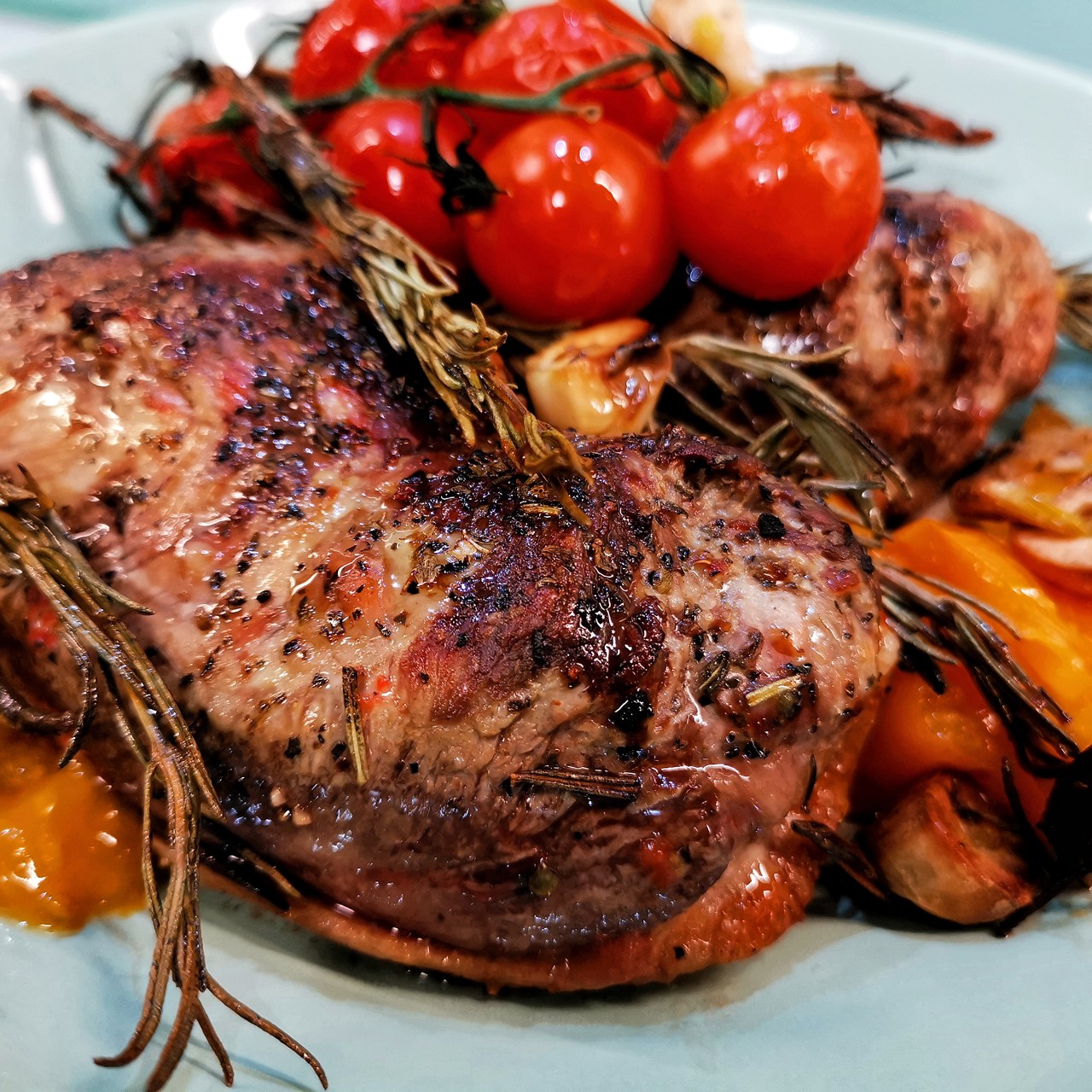 Ароматная утиная грудка с розмарином и помидорами