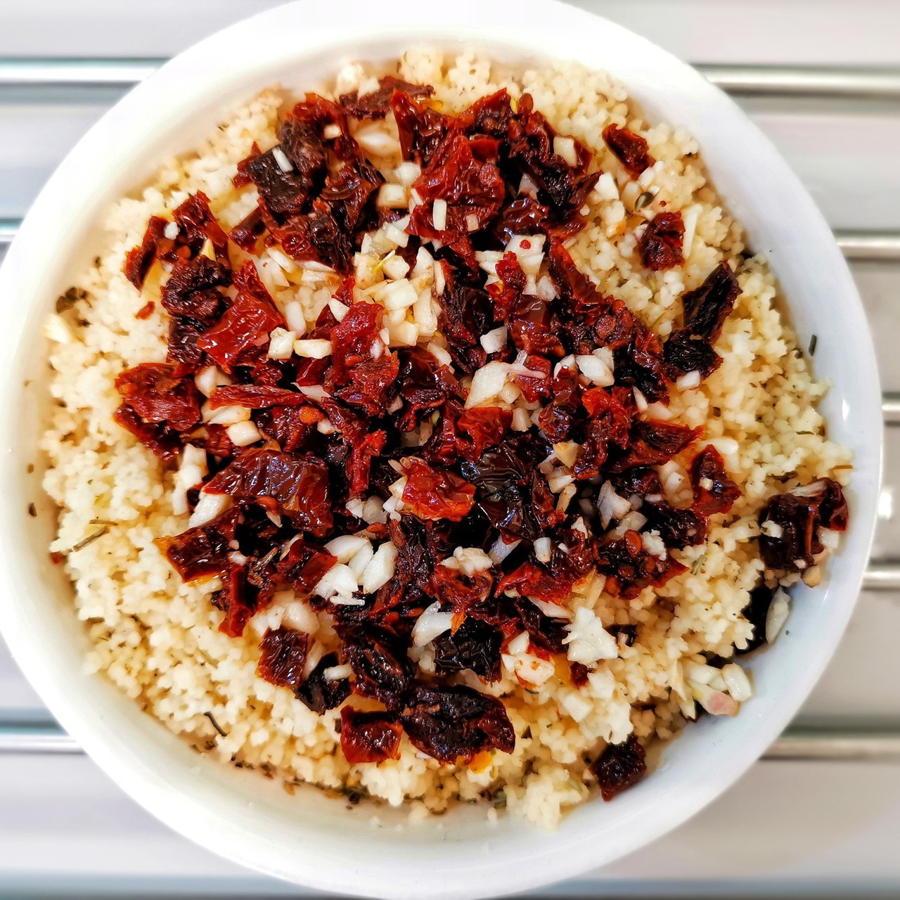 Ароматный кускус с томатами и чесноком