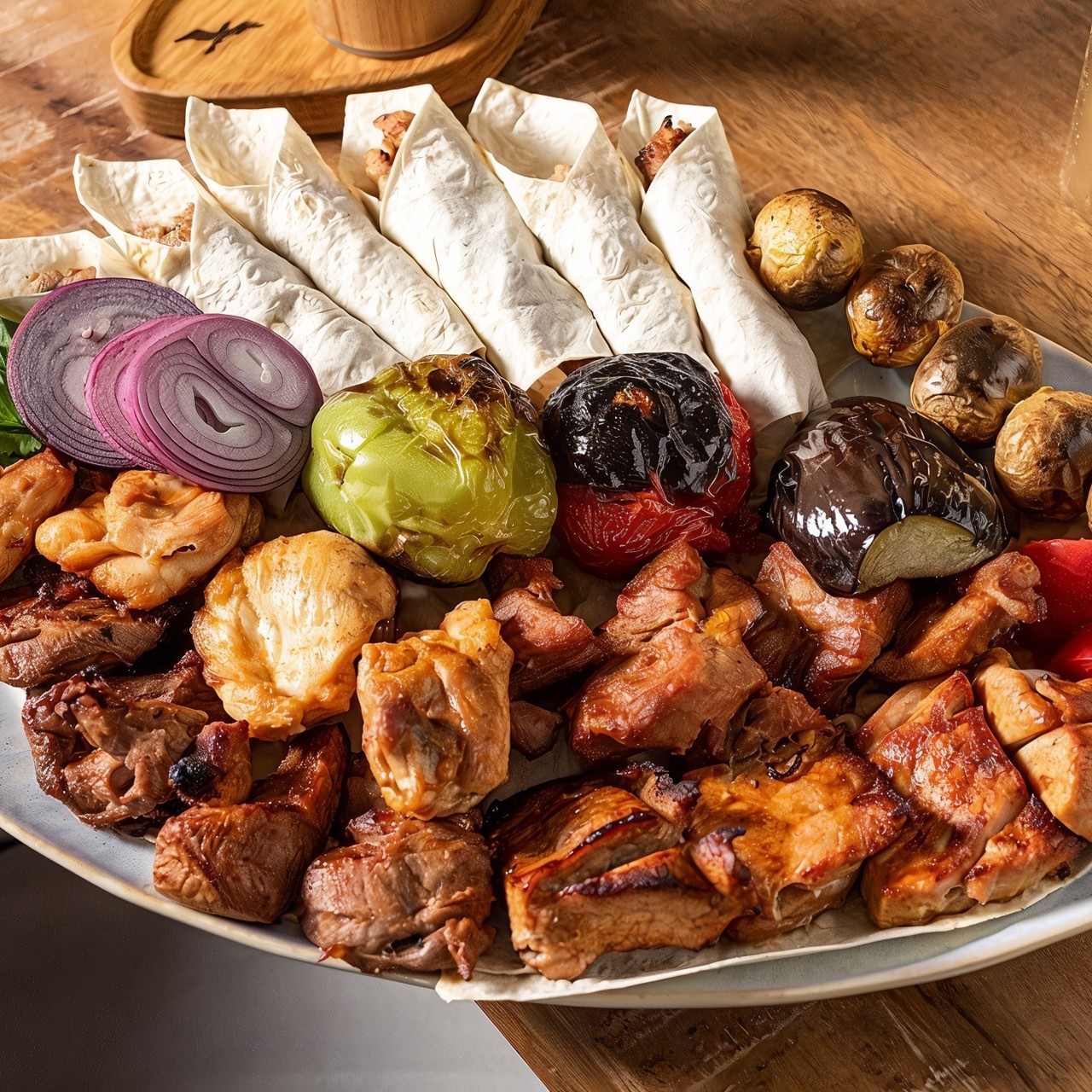 Ассорти шашлыков с соусом сацебели