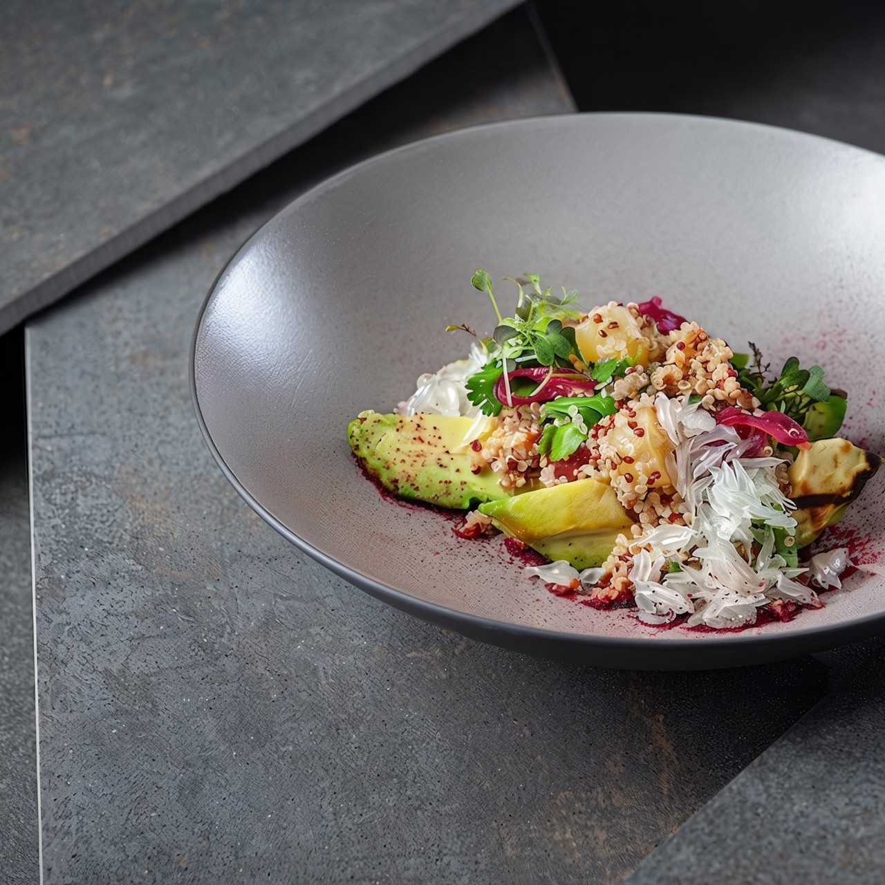 Авокадо гриль с киноа и помело