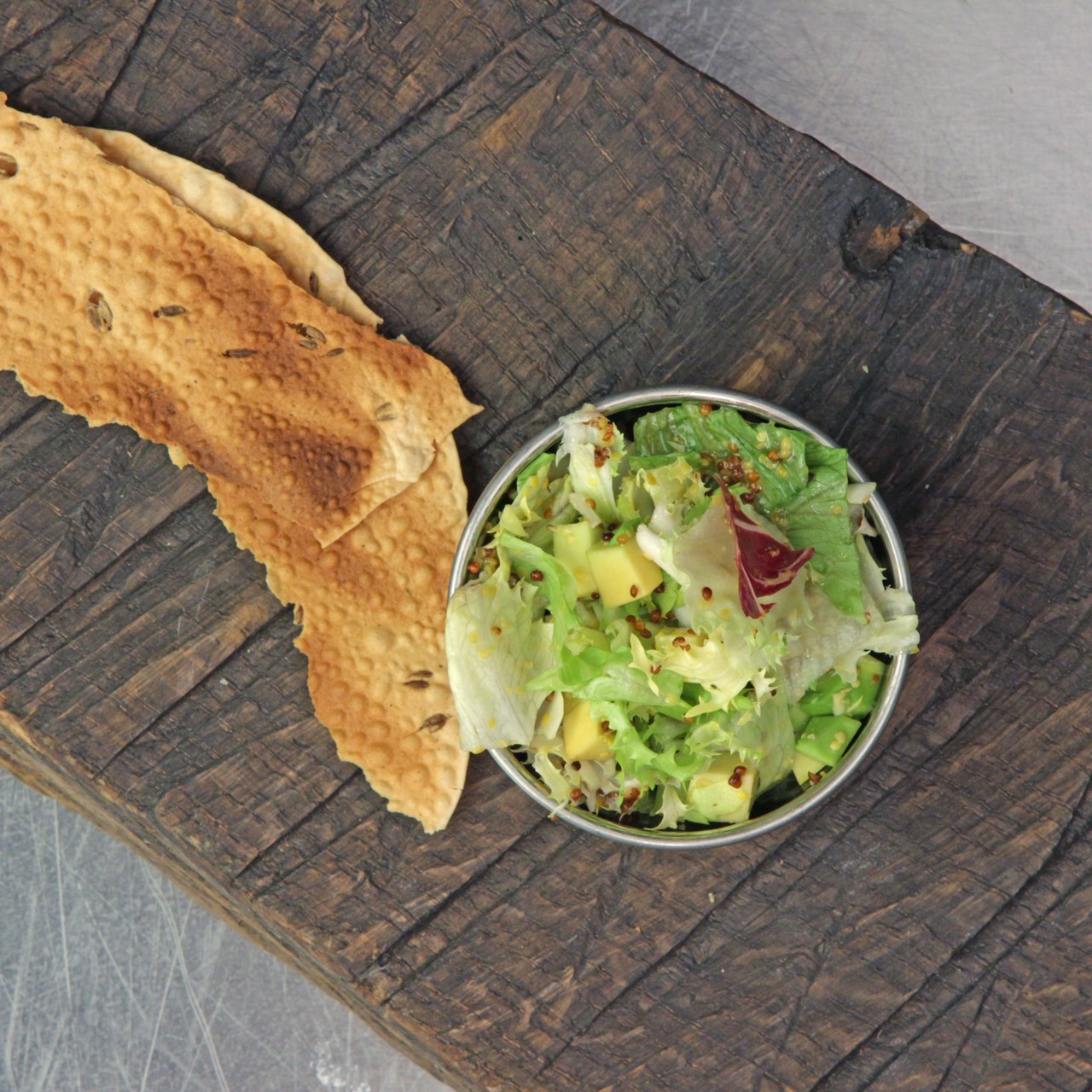 Авокадо с листьями салата