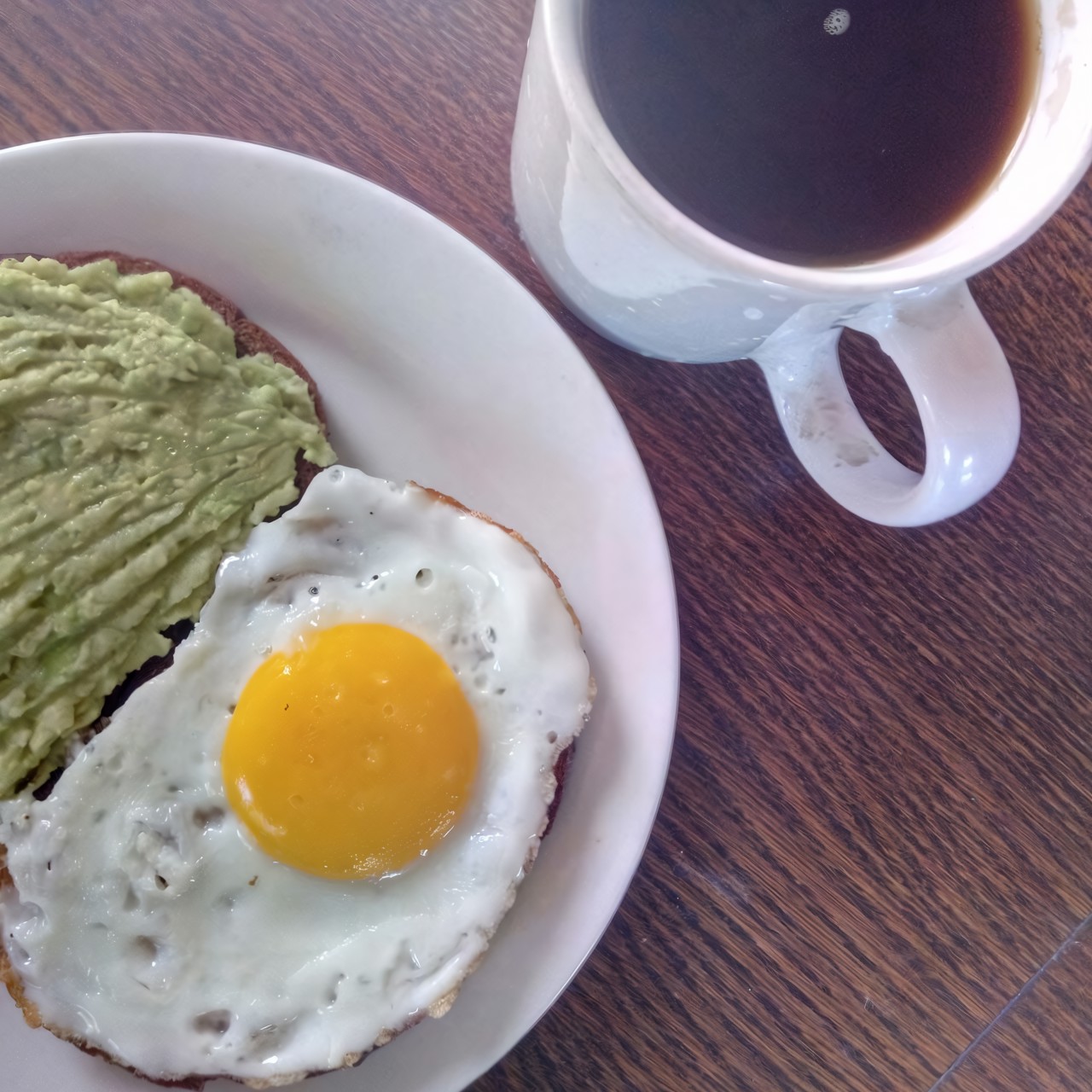 Авокадо-тосты с яйцом