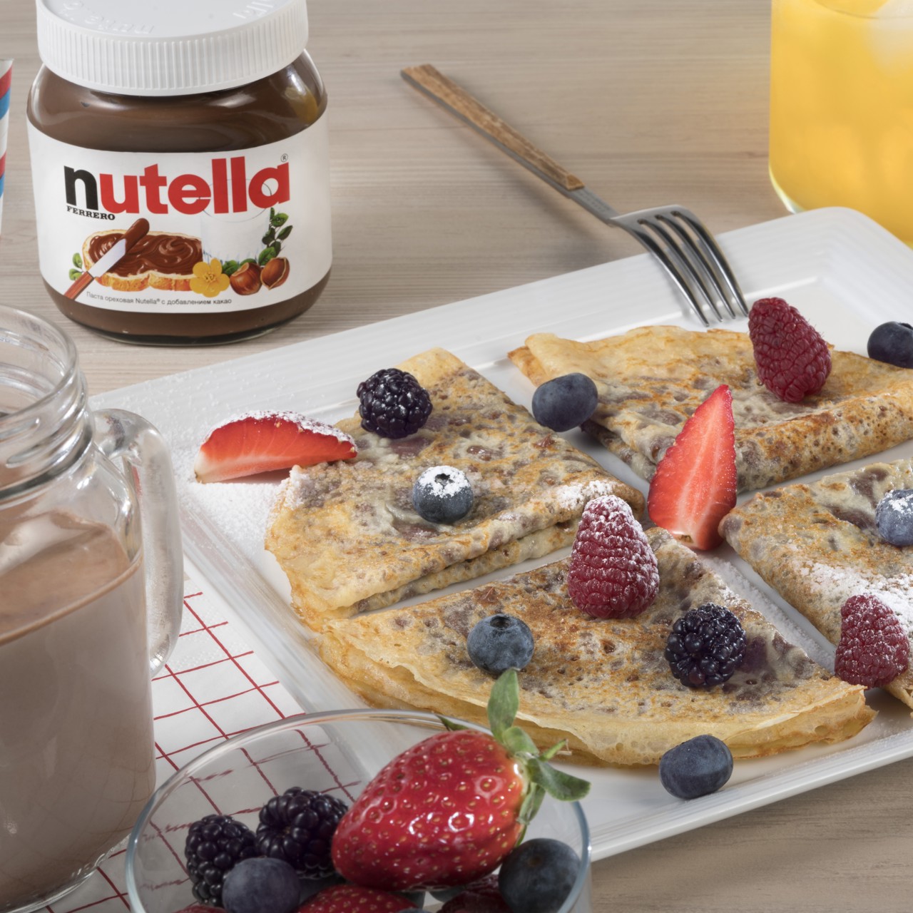 Ажурные блины с Nutella® и ягодами