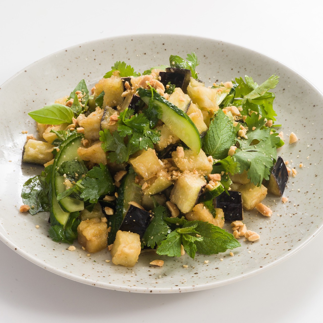 Азиатский салат с хрустящими баклажанами, кинзой  и арахисом