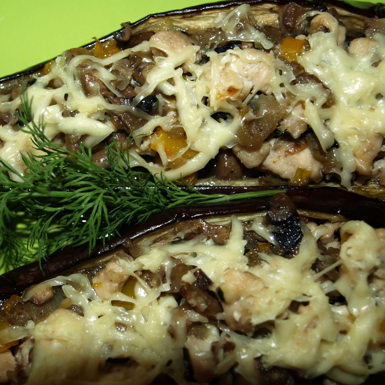 Баклажаны фаршированные грибами, курицей и болгарским перцем