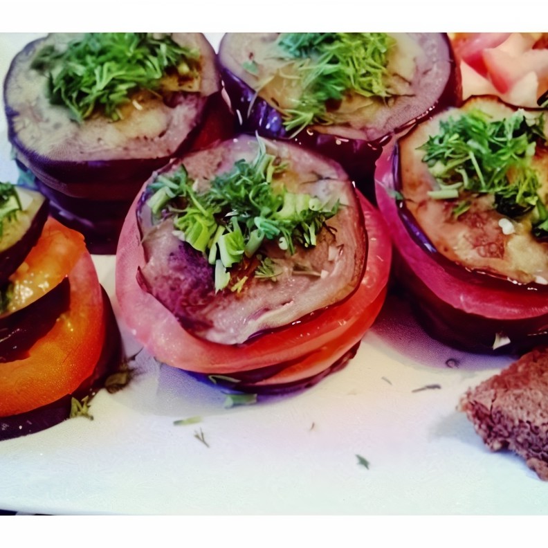 Баклажаны с помидорами и чесноком