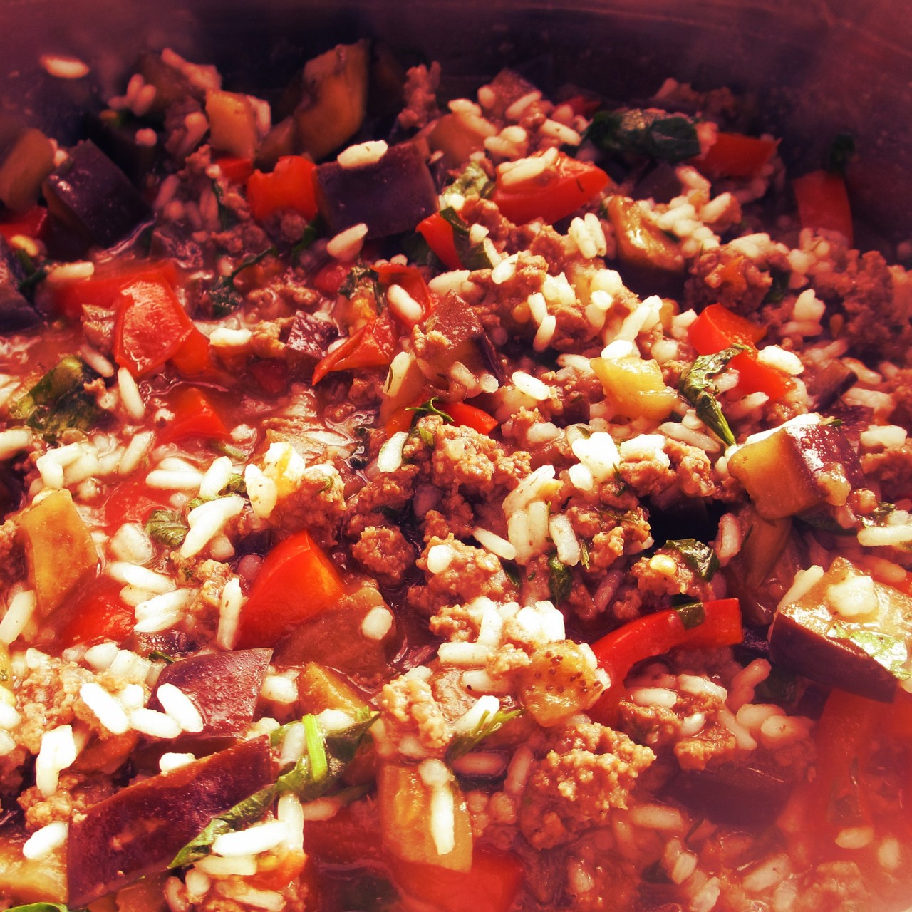 Баклажаны, тушеные с фаршем и рисом