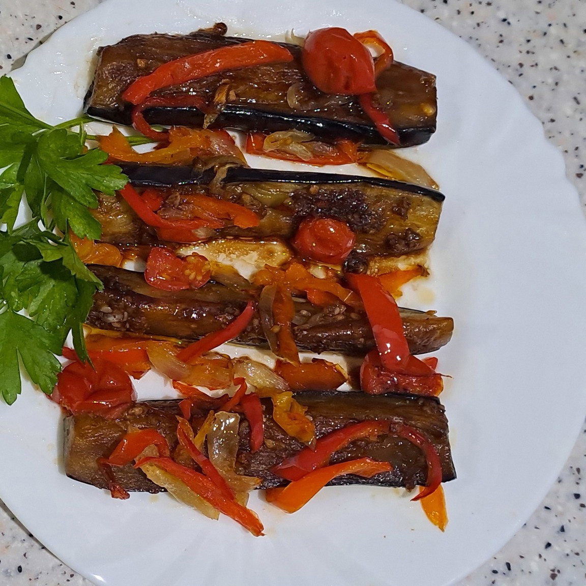 Баклажаны с овощами и соевым соусом на сковороде