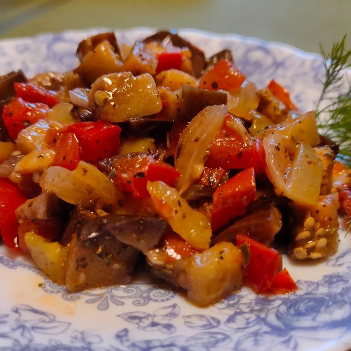 Баклажаны тушенные с овощами