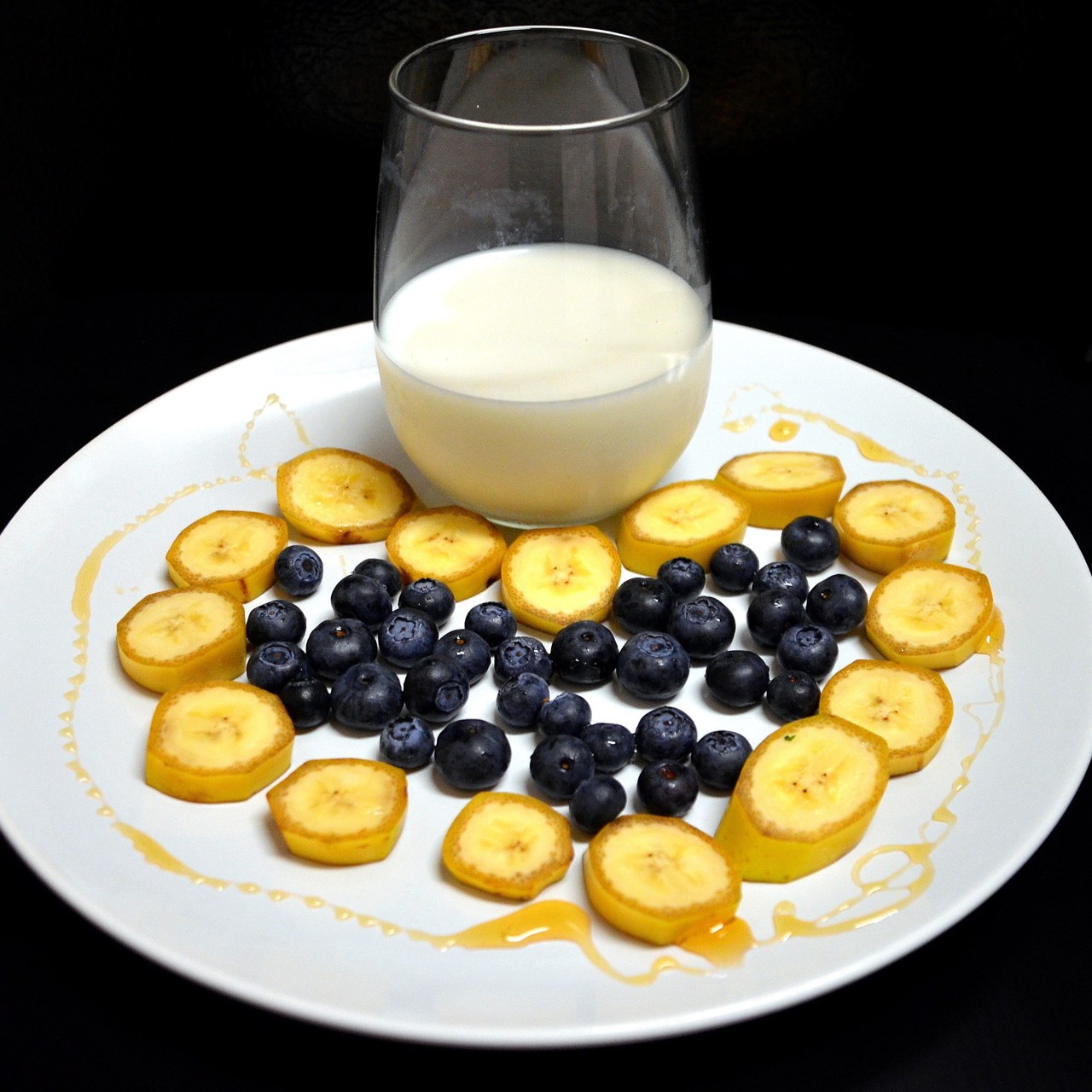 Банановый смузи с голубикой