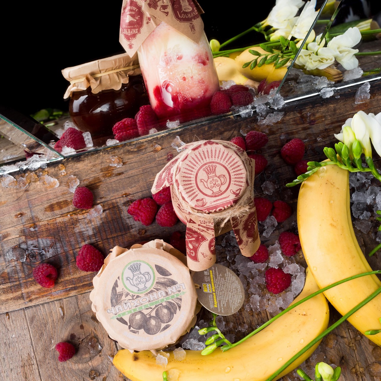 Бананово-абрикосовый фроузен с малиной