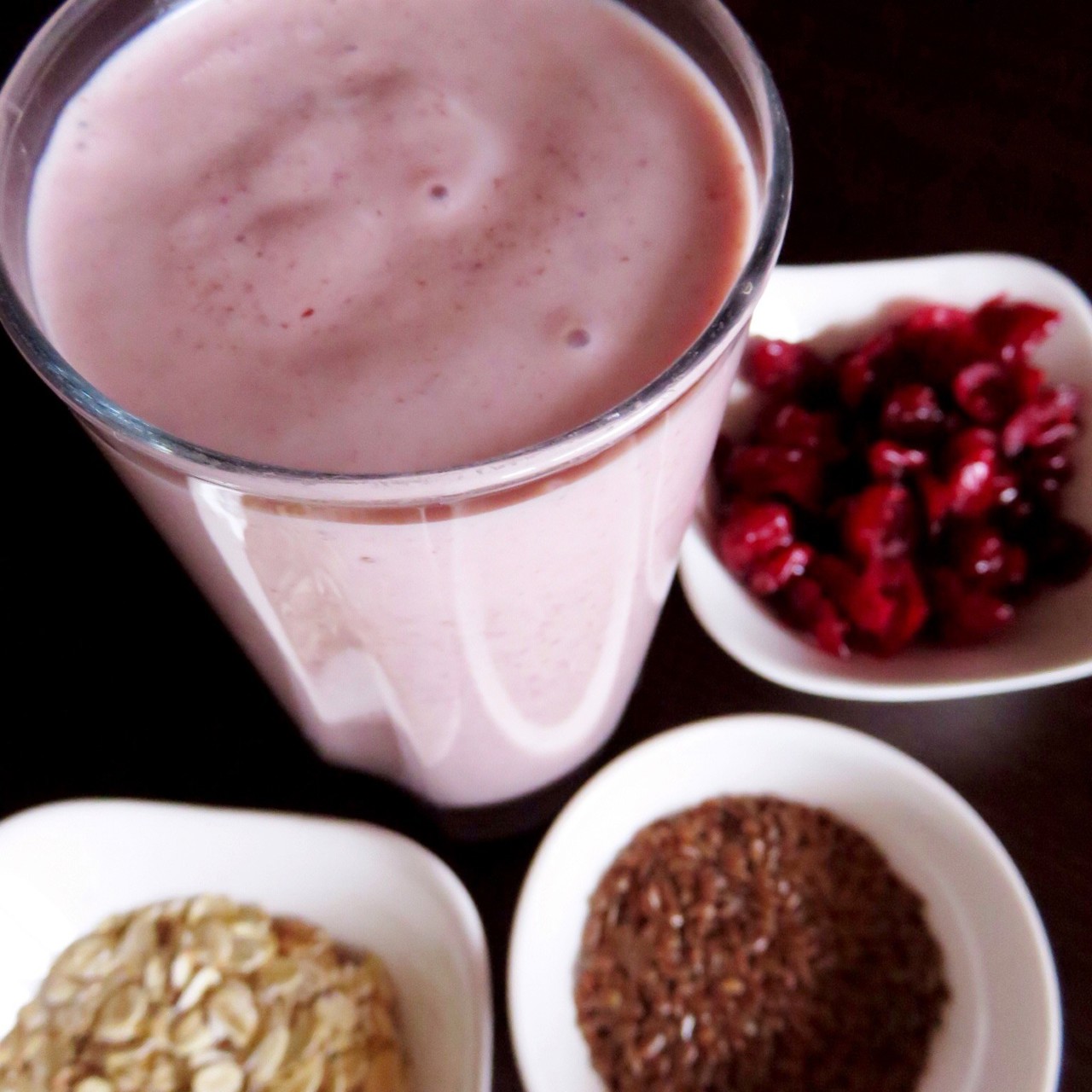 Бананово-клюквенный смузи с овсяными хлопьями и семенами льна