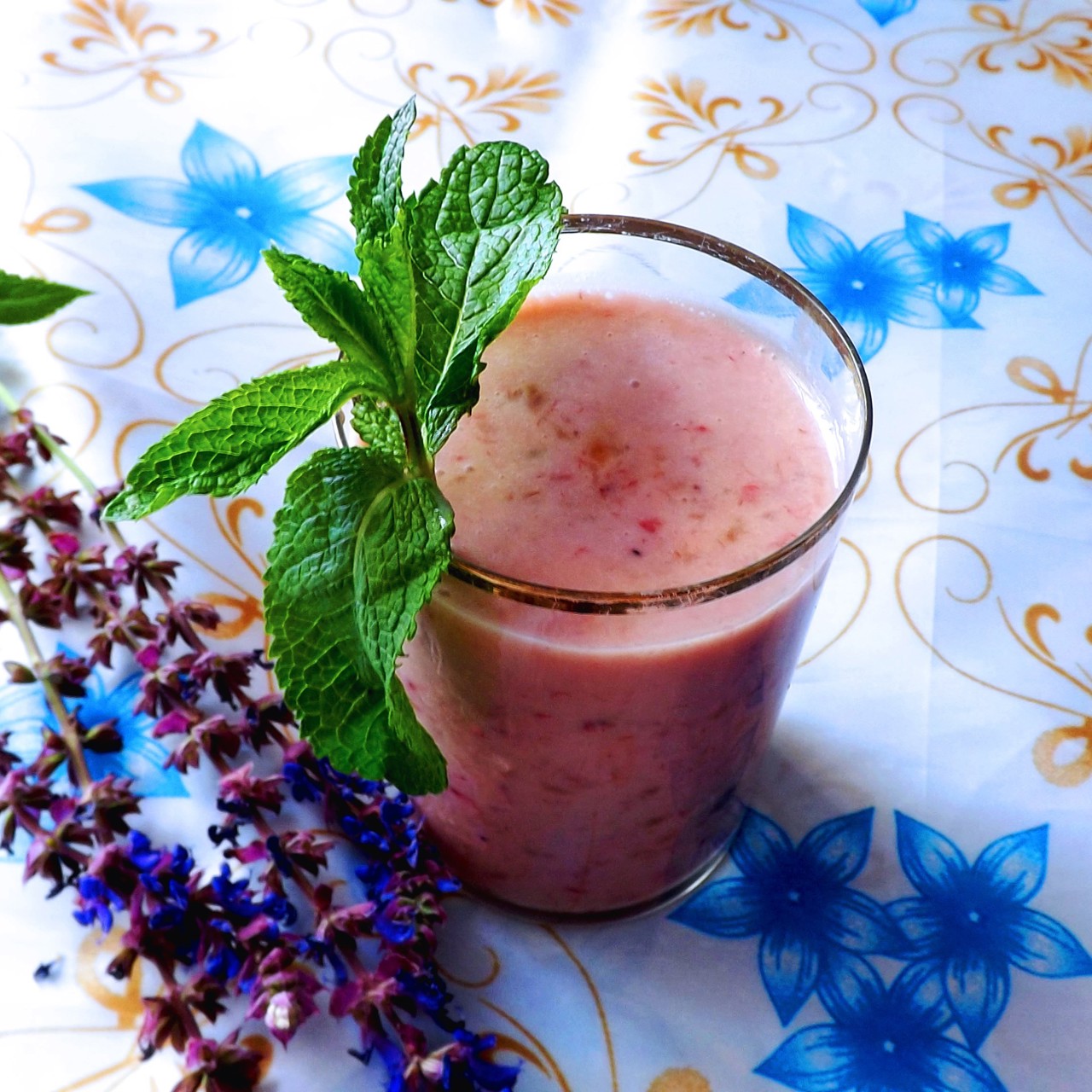 Бананово-клубничный смузи с ванильным сахаром