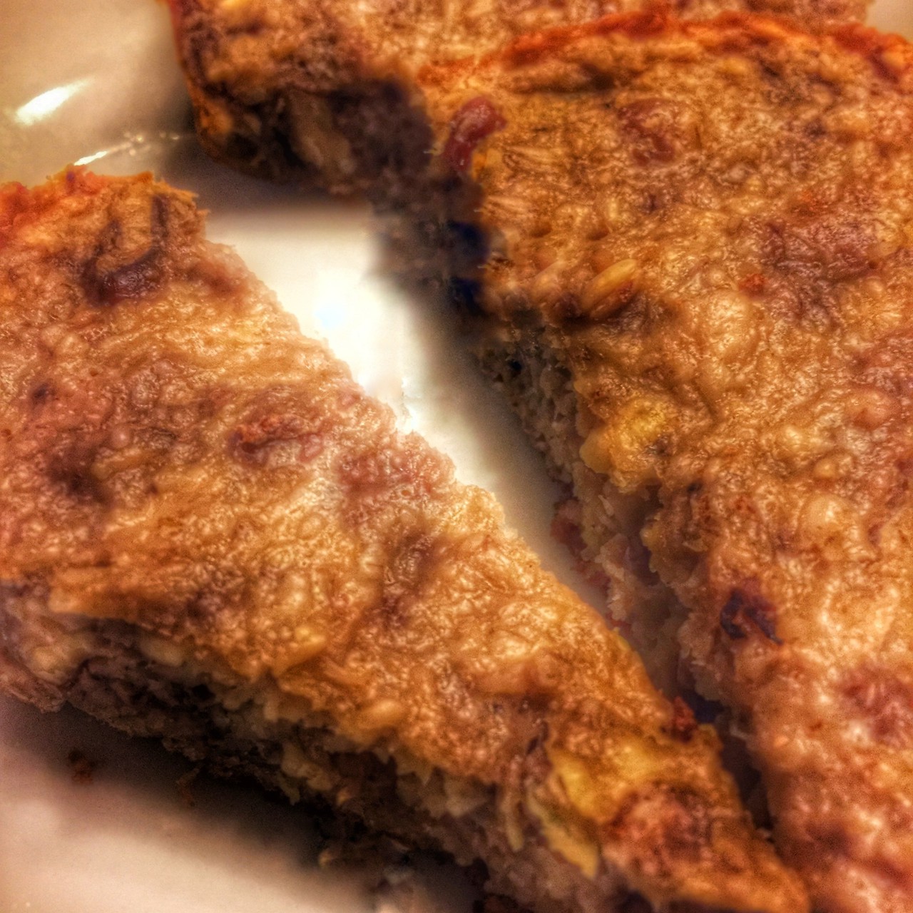 Бананово-яблочный пирог с орехами и изюмом