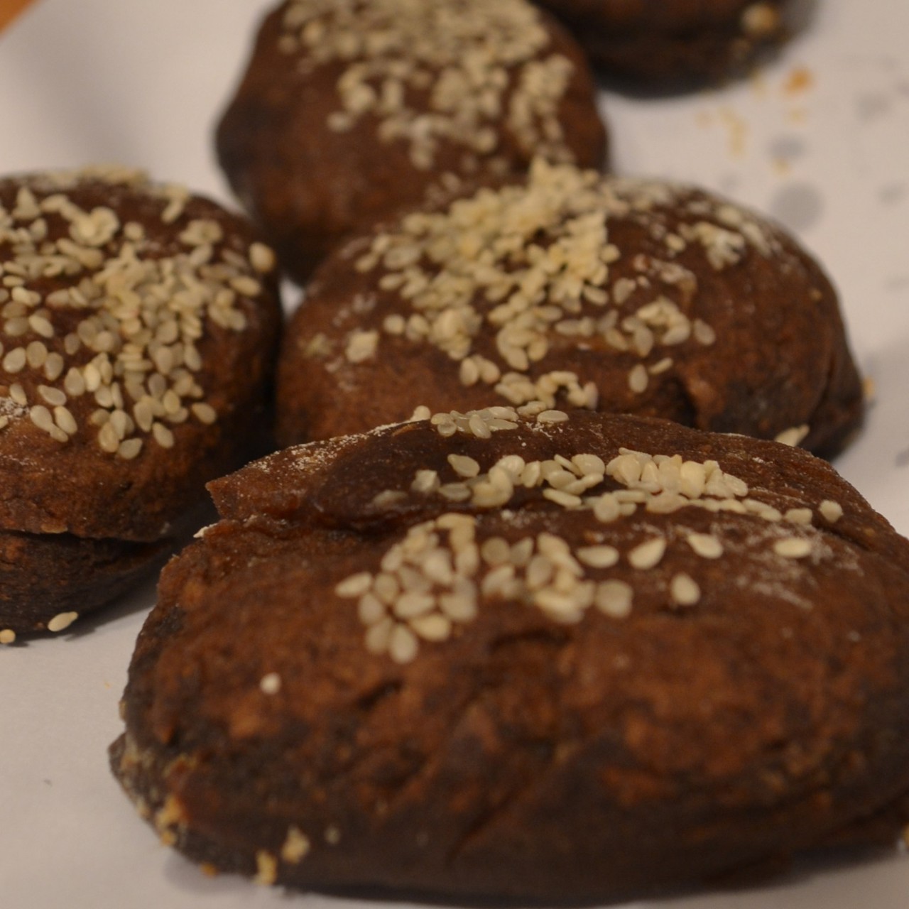 Банановые булки с кэробом и кунжутом