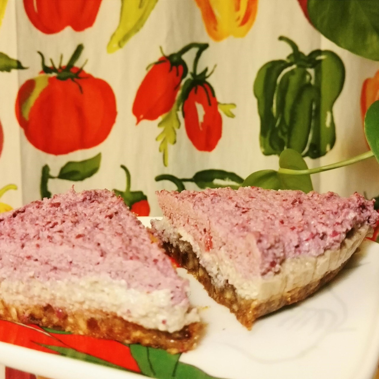 Банановый сыроедческий кешьюкейк с брусникой