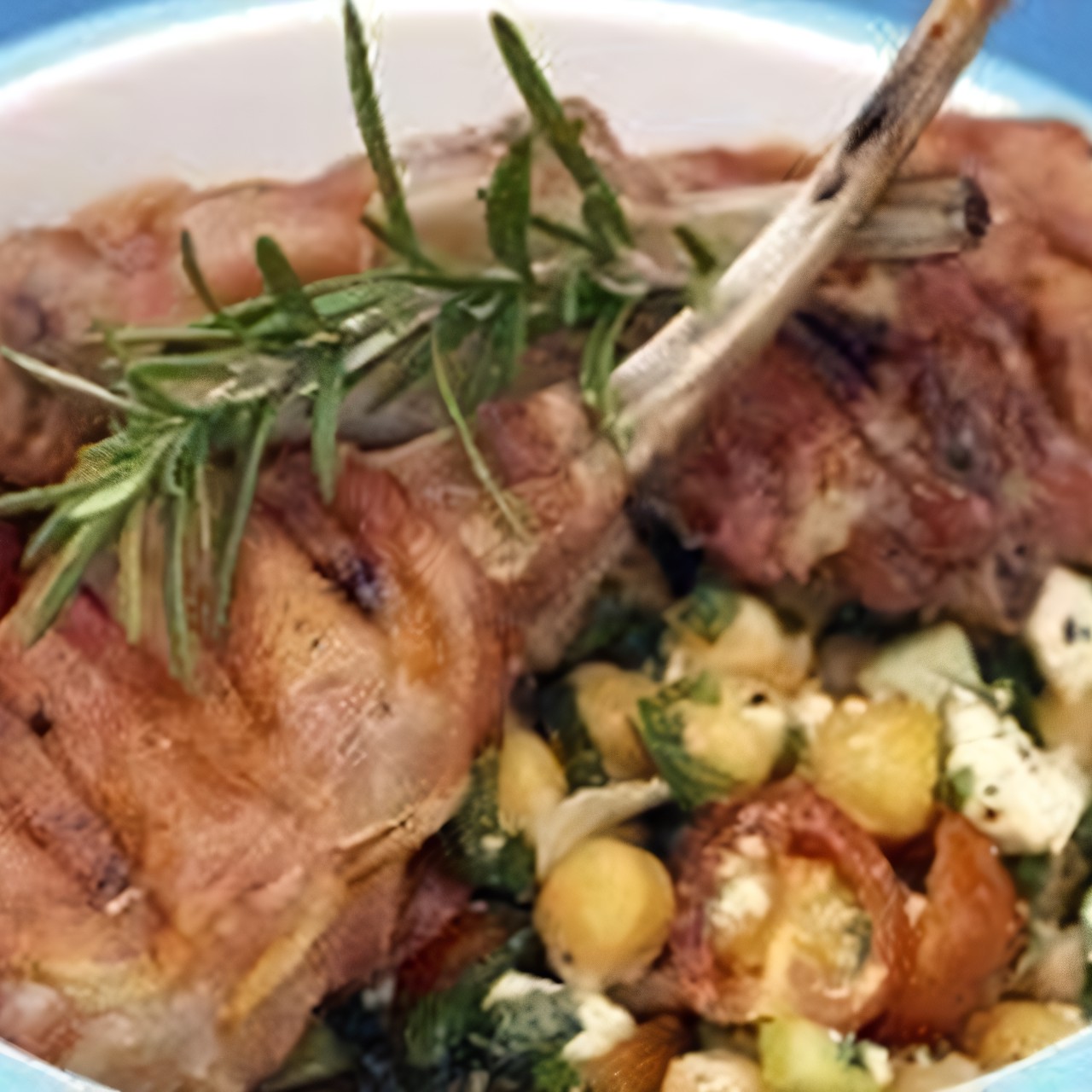 Баранина в беконе на гриле с салатом из овощей и козьего сыра