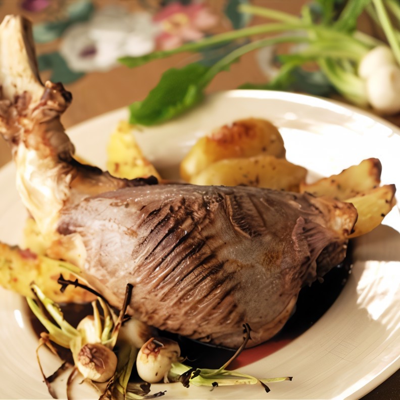 Баранья нога, тушенная в красном вине