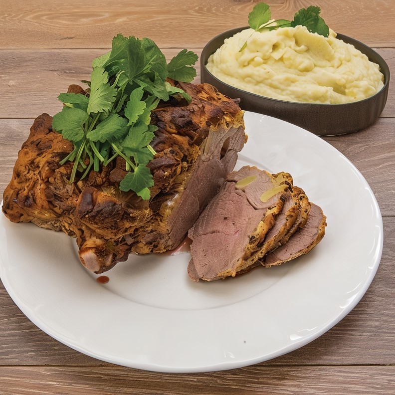 Баранья нога, запеченная в панировке из горчицы и ароматных трав, с картофельным пюре