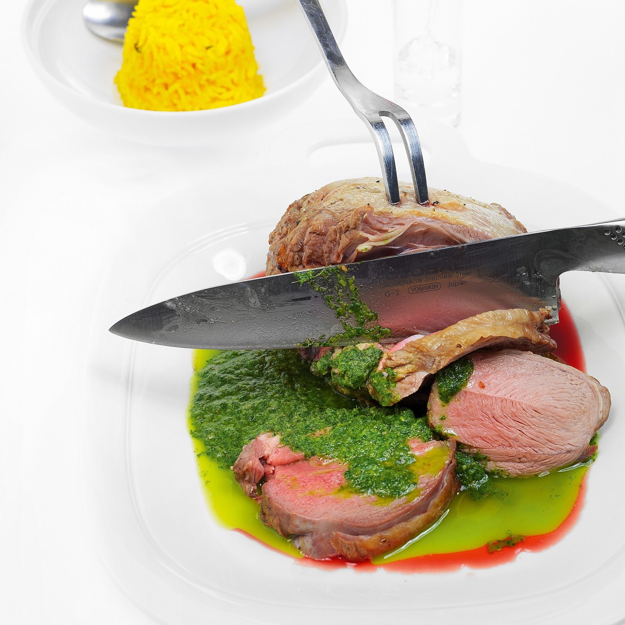 Баранья нога с зеленым соусом