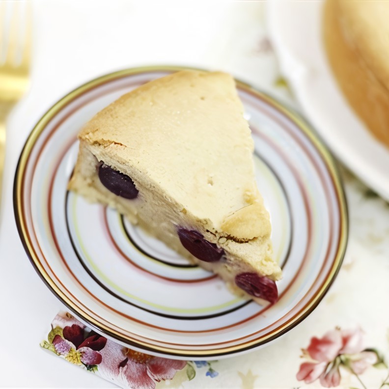 Баскский пирог с черешней и заварным кремом
