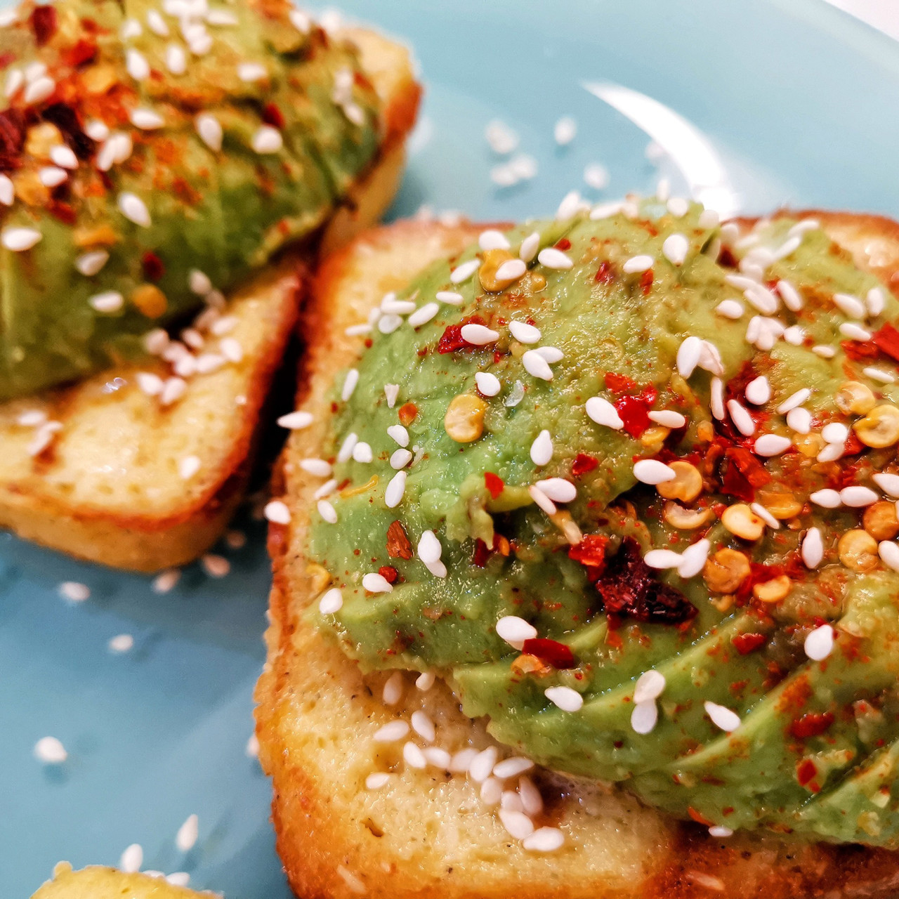 Базиликовые кето-тосты с авокадо