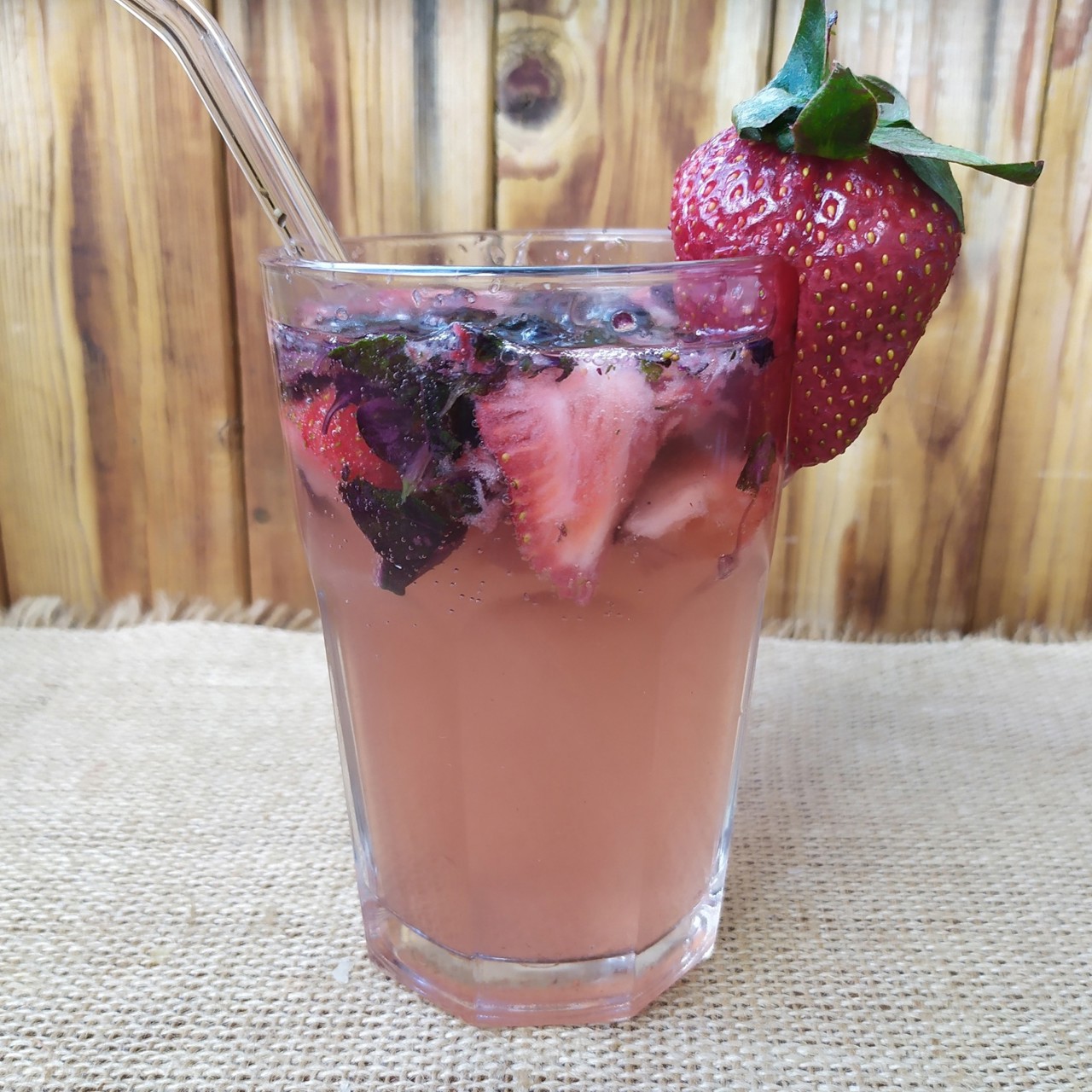 Базиликовый лимонад с клубникой